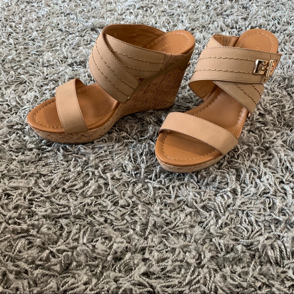 Tommy Hilfiger Women’s Mili Wedge Sandal